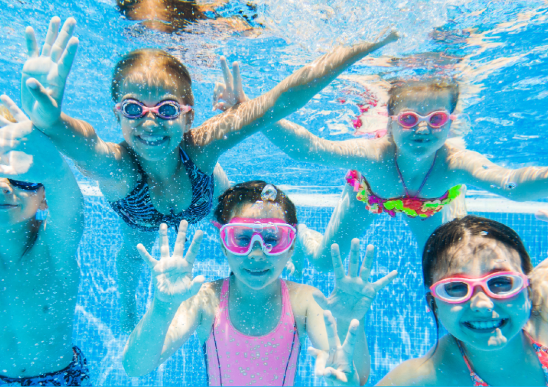 Kinderen onder water in het zwembad. Hebben plezier.