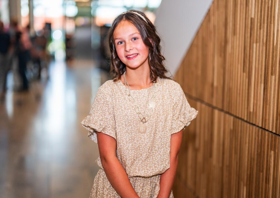 Kinderburgemeester Mara Staal lachende portretfoto. 