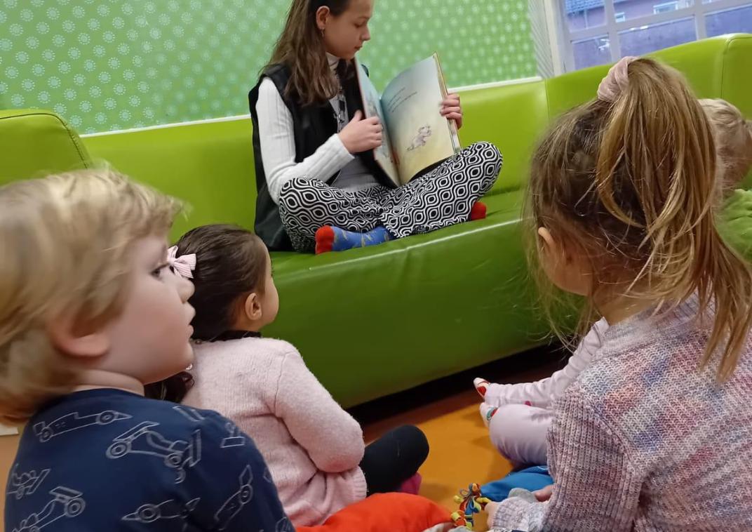 Kinderburgemeester Mara Staal leest voor bij de kinderopvang.