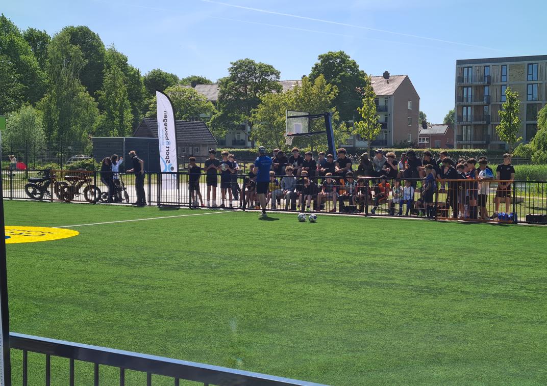 Groep jeugd Cruyff COurt