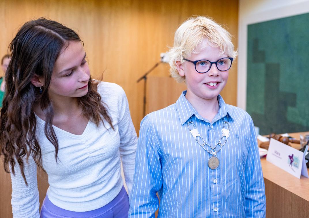 Kinderburgermeester Mara en nieuwe kinderburgermeester Joep 
