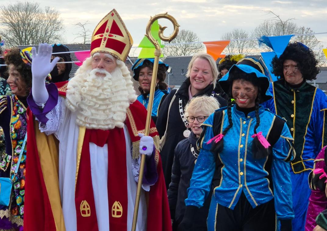 Kinderburgermeester samen met Sinterklaas en pieten