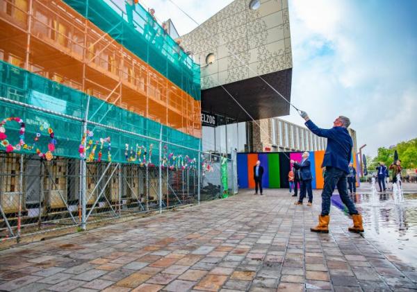 Onthulling banier door Adriaan Hoogendoorn en Tiede Swart