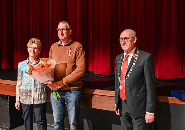 uitreiking koninklijke onderscheiding de heer Daniels met de burgemeester