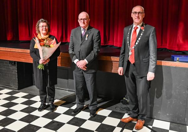 uitreiking koninklijke onderscheiding de heer De Wind met de burgemeester
