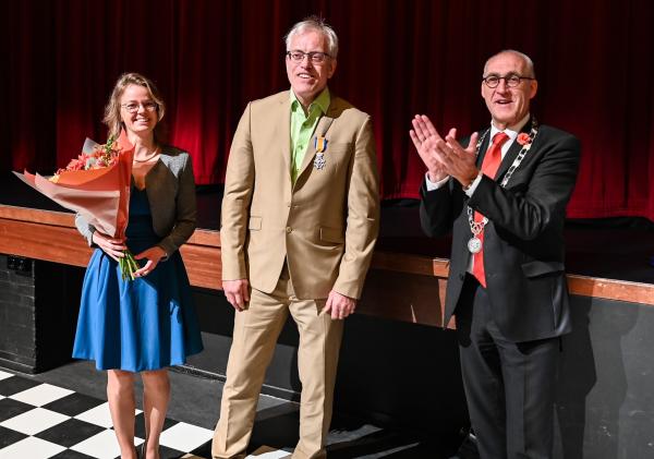 uitreiking koninklijke onderscheiding de heer Meijer met de burgemeester