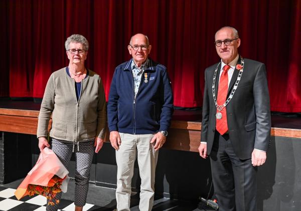 uitreiking koninklijke onderscheiding de heer Pater met de burgemeester