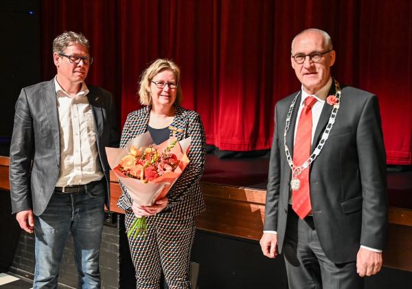 uitreiking koninklijke onderscheiding mevrouw Boekholt en de burgemeester