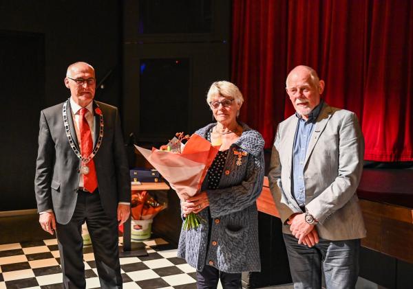 uitreiking koninklijke onderscheiding mevrouw Genzel-Venema met de burgemeester