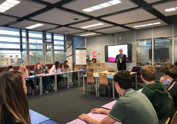 Burgemeester Hoogendoorn staat voor de klas