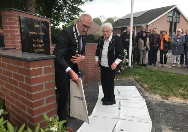 Foto onthulling Stolpersteine door mevrouw Nool-Nieboer en burgemeester Hoogendoorn