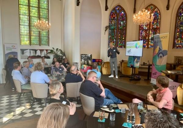 Ondernemers uit de gemeente Eemsdelta, gemeente Midden-Groningen en Glimmen die bij elkaar kwamen in de Basiliek in Appingedam