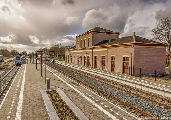 Foto door Wim Hazenhoek van het stationsgebouw NNTTM in Zuidbroek.
