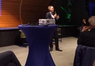 Siebe Keulen spreekt tijdens bijeenkomst Steendam Tjuchem 