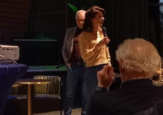 Willemijn van Donselaar spreekt tijdens bijeenkomst Steendam Tjuchem