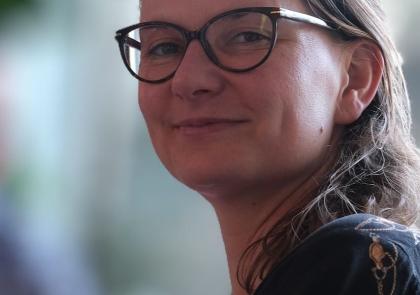 Vrouw met bril portret.