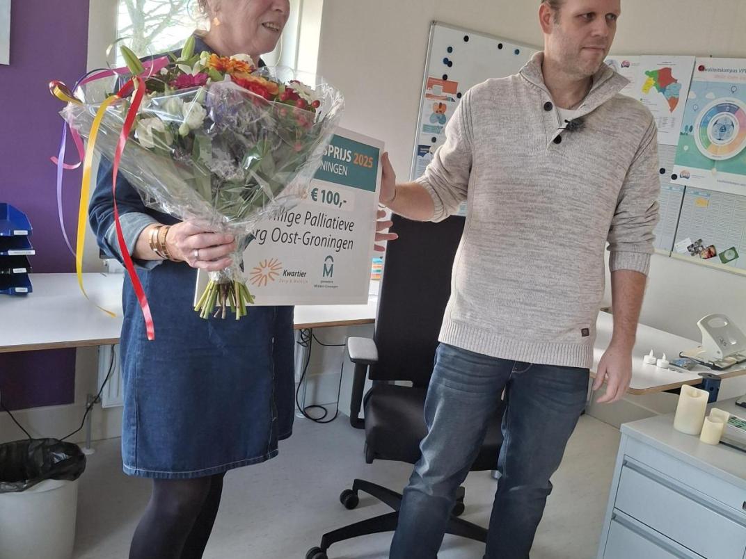 Hendrik Loots reikt de Vrijwilligersprijs uit aan Vrijwillige Palliatieve Zorg Oost-Groningen.