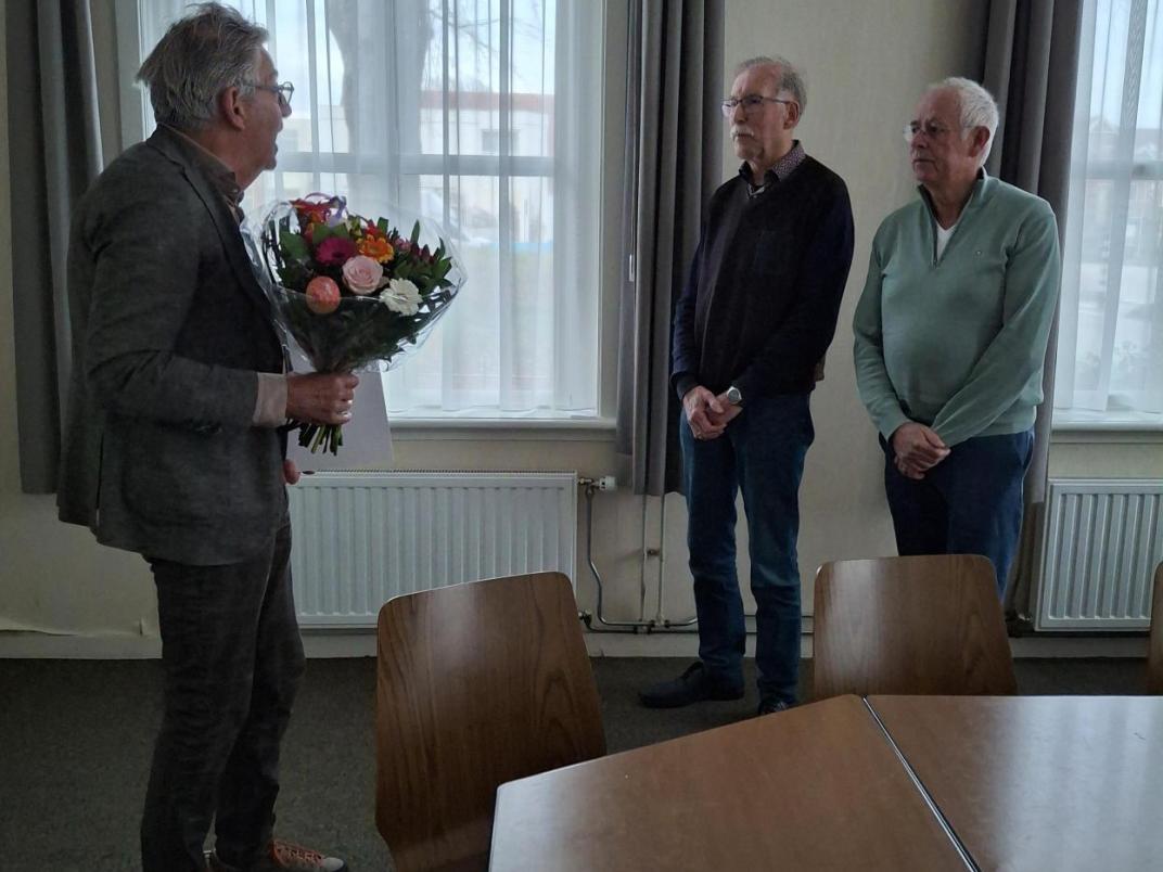 Jan Hulzebos reikt aanmoedingsprijs uit aan Lammert en Aldert van Stichting Bijzondere Begraafsplaatsen