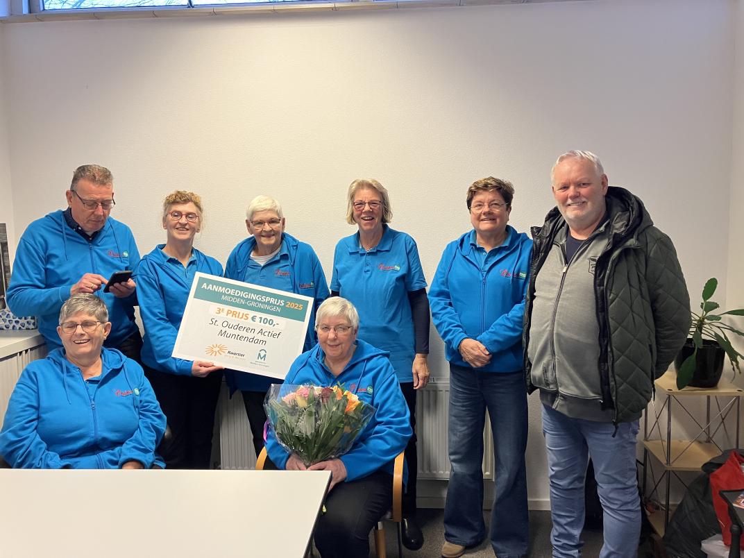 Jan Velthuis rijkt de vrijwilligersprijs uit aan Stichting Ouder Actief Muntendam.