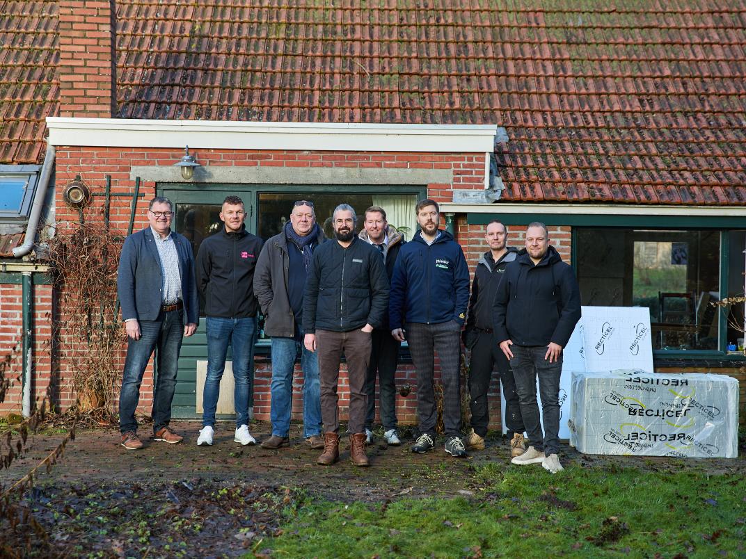 Op de foto staan Rico Zwaving en wethouder Jur Mellies, Jan Pijbes (Inzake Financiële Dienstverlening), Niels Grozema (Bureau voor Verduurzamen) en betrokken medewerkers van makelaardij Reilink, glasservice Kostwinder en Vastgoed Isolatie. Ze staan voor het huis in Noordbroek.