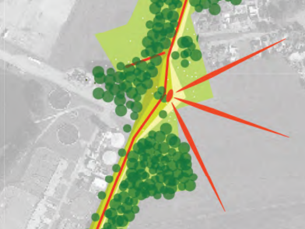 Schematische kaart van een groene zone met bomenrijen en een doorgaande route, met pijlen die verschillende aansluitingen en richtingen aangeven.