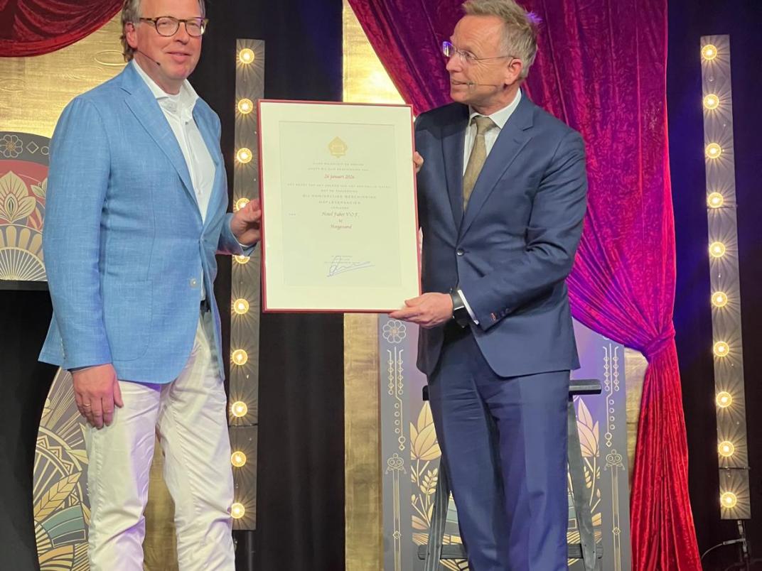 Rene Paas overhandigt het Predicaat Hofleverancier aan Frank Faber van Hotel Faber.