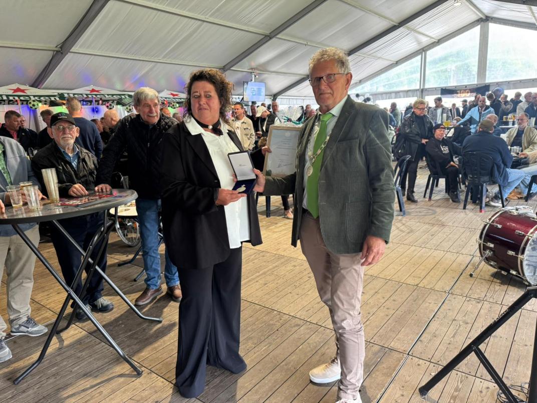 Koninklijke Erepenning voor 100-jarig VV Muntendam