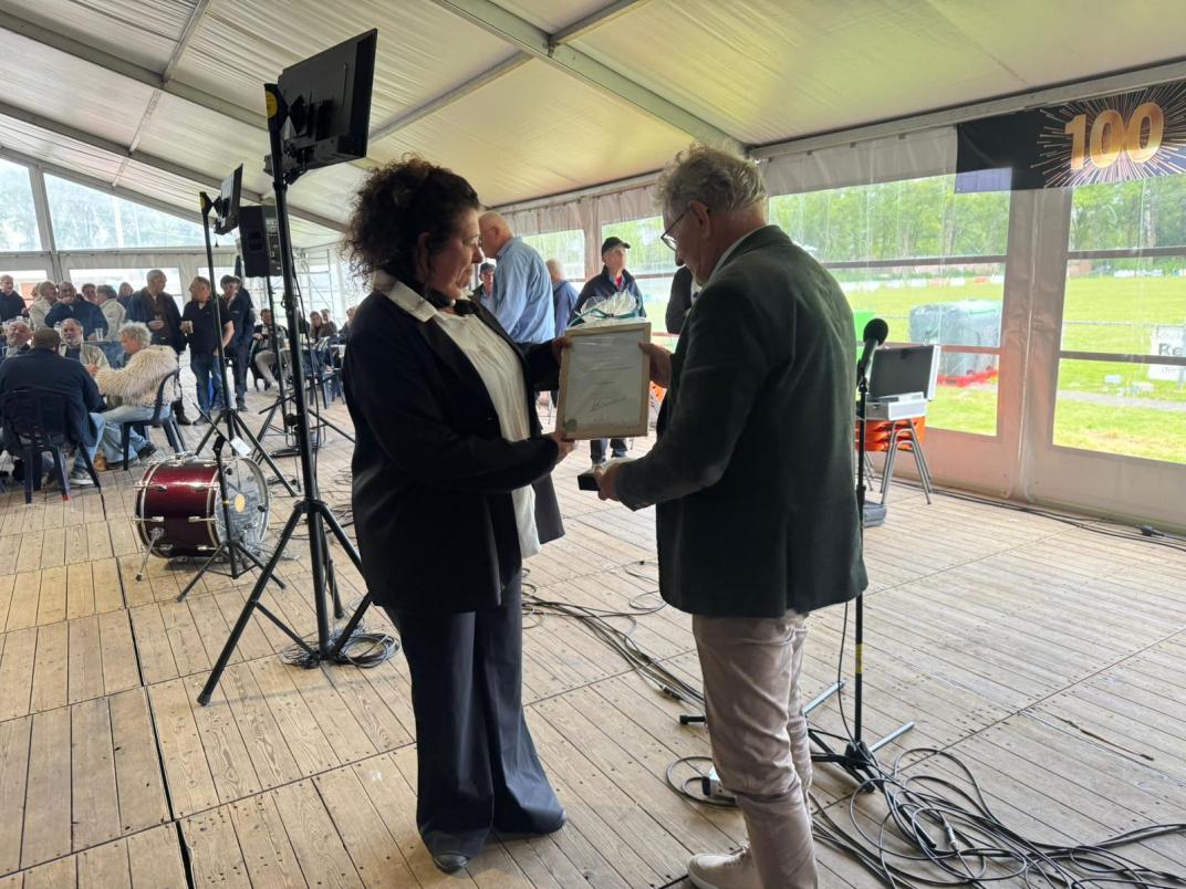 Koninklijke Erepenning voor 100-jarig VV Muntendam