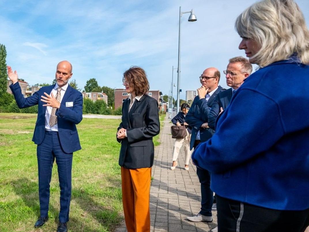 Bezoek aan de Kerkstraat in Hoogezand, met onder andere staatssecretaris Annet Bertram in beeld. 