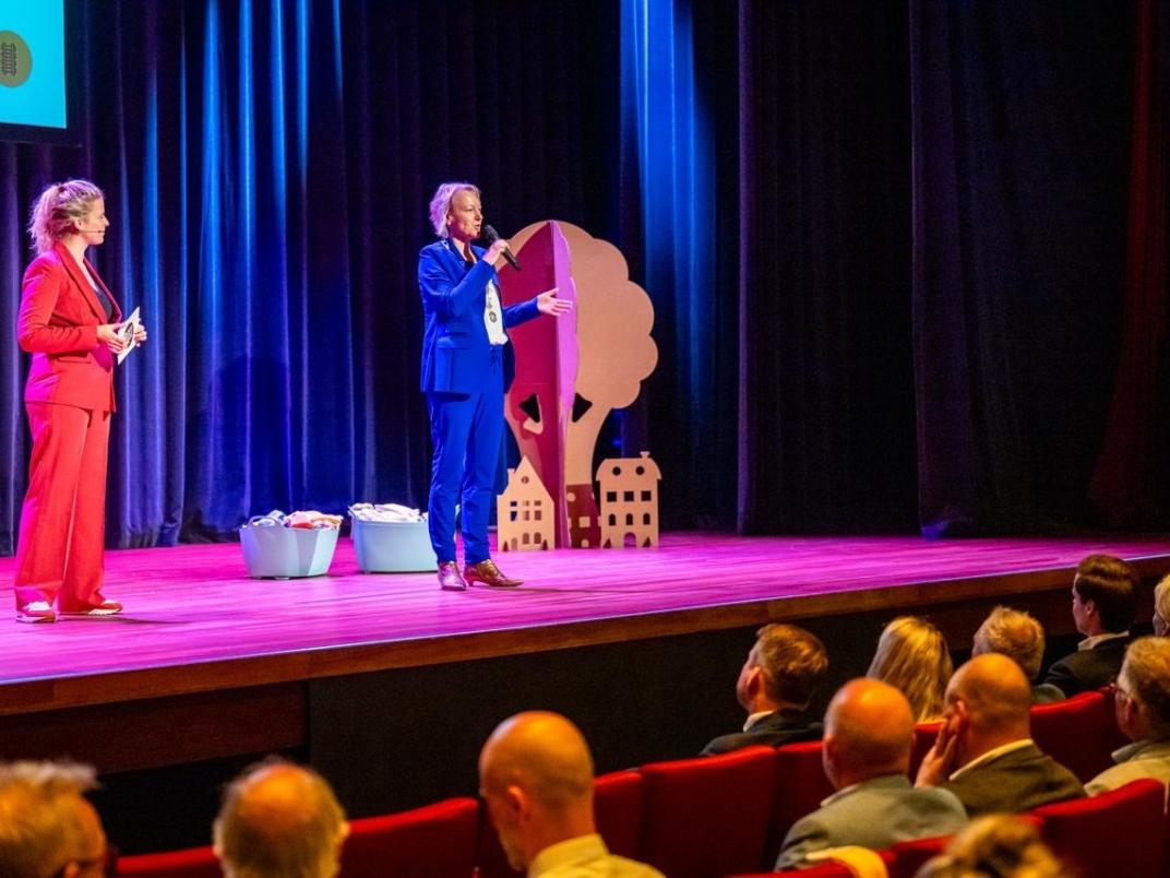 Erica van Lente bespreekt betrokken partners Nedersaksenlijn toe vanaf podium.