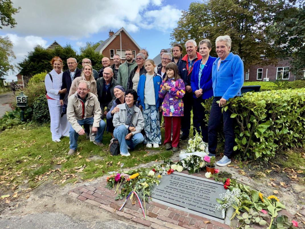 Nabestaanden staan gezamenlijk op de foto achter de gedenksteen in Slochteren.