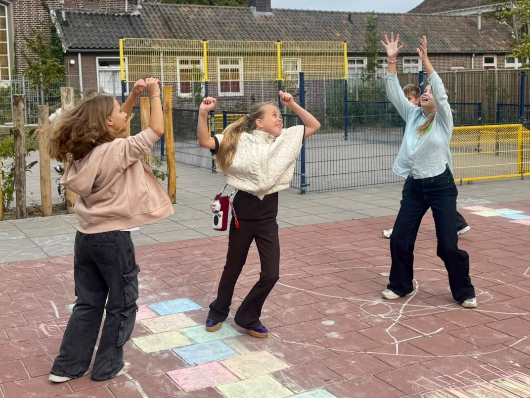 Myrthe speelt met andere kinderen op het schoolplein.