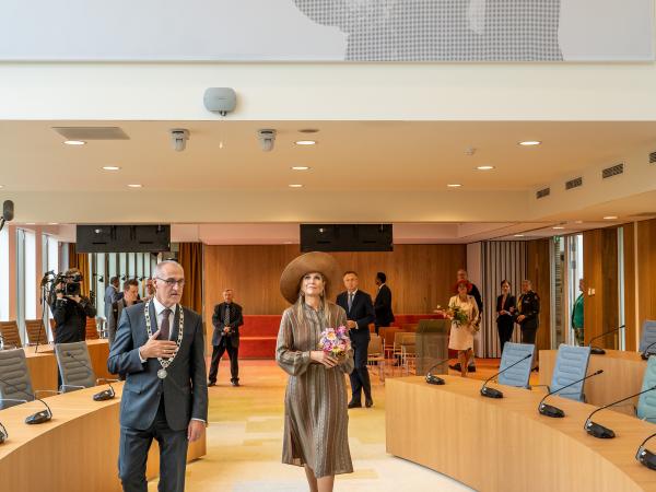 Koningin Máxima en de burgemeester in de Raadzaal