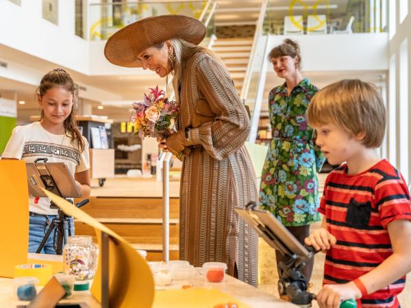 Koningin Máxima in de bibliotheek