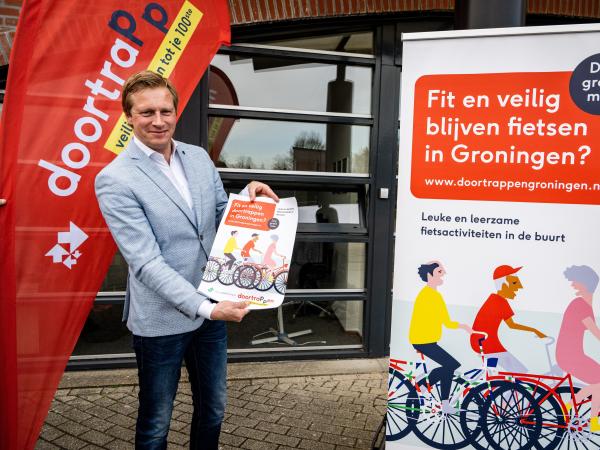 Wethouder Erik Drenth bij banner doortrappen
