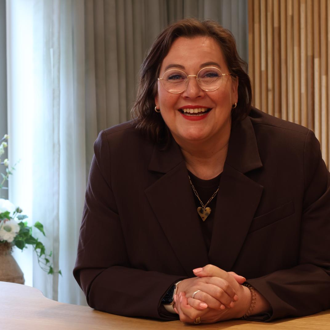 Portretfoto van trouwambtenaar Brenda Wildeman.